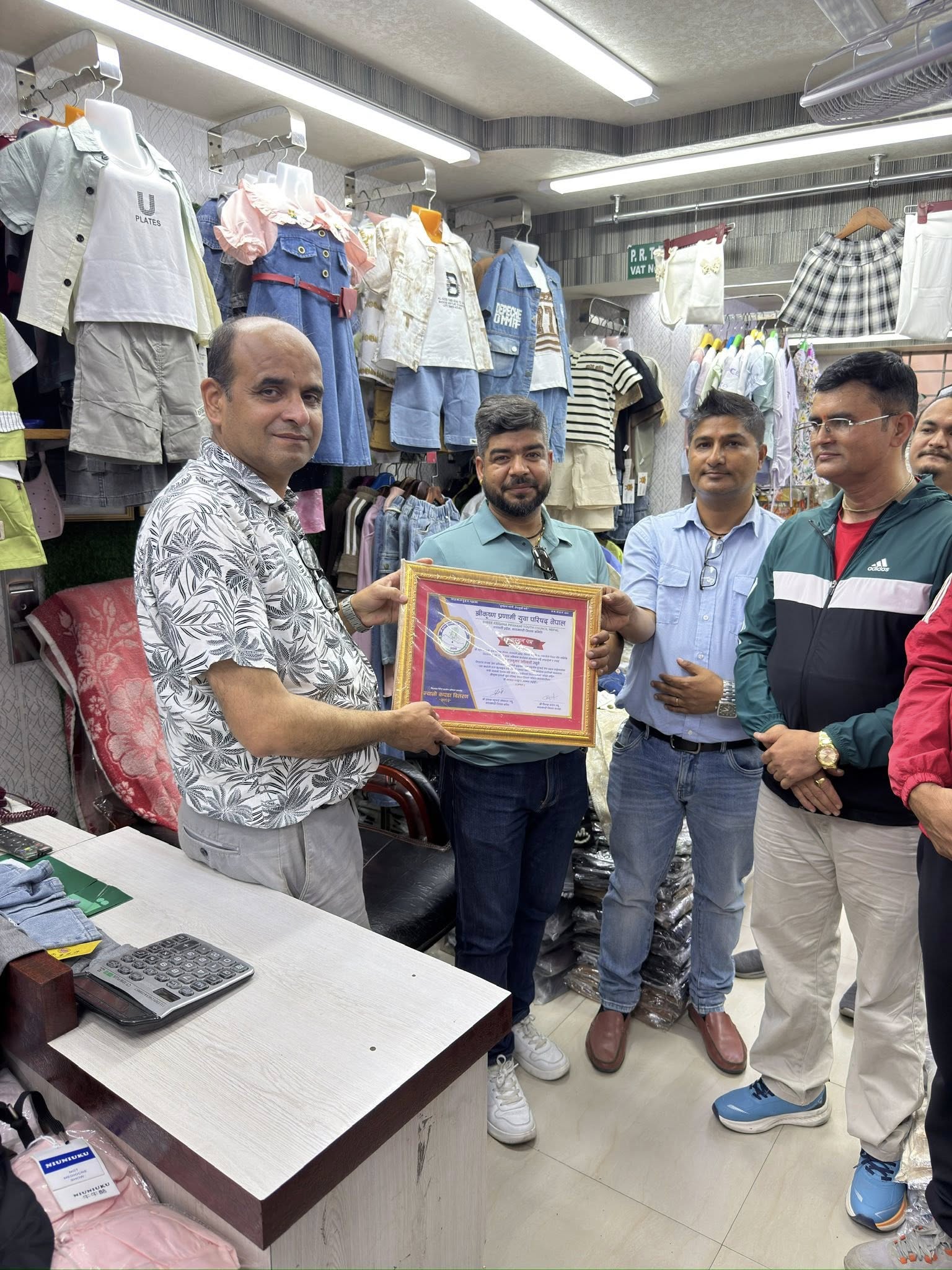 रञ्जना ट्रेडका व्यवसायीज्यूहरू साथै सामाजिक व्यक्तित्वहरु लाई उहाँहरूकै पसल कवलमा तथा कार्यालयमा श्री कृष्ण प्रणामी युवा परिषद् नेपालका जिम्मेवार पदाधिकारीहरूको उपस्थितिमा तपसिलमा उल्लेखित